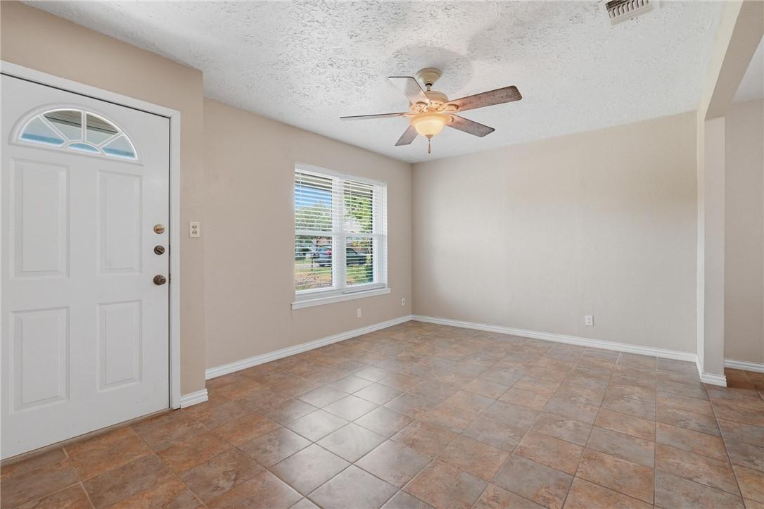 Image 3: LIVING SPACE