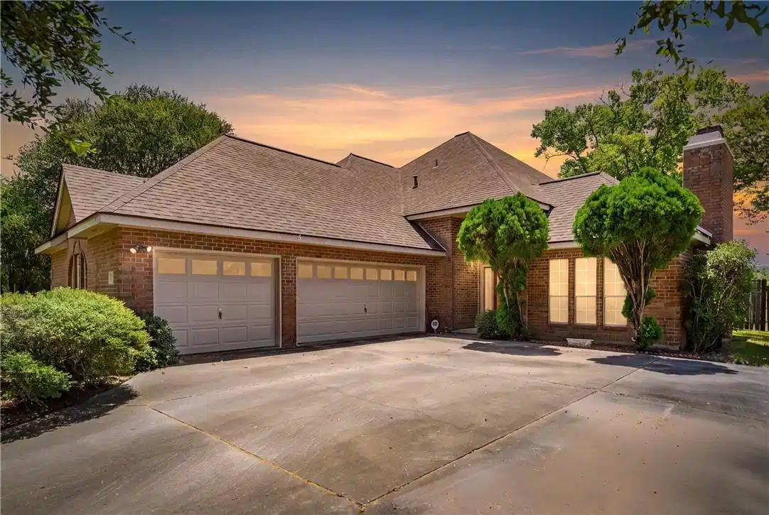 Image 1: 7909 Etienne Dr in Kings Crossing: 4/2.5/3, 2490 S