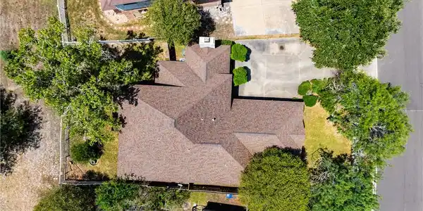 Image 2: Mature trees throughout this great neighborhood- e