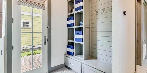 Image 4: Entry way