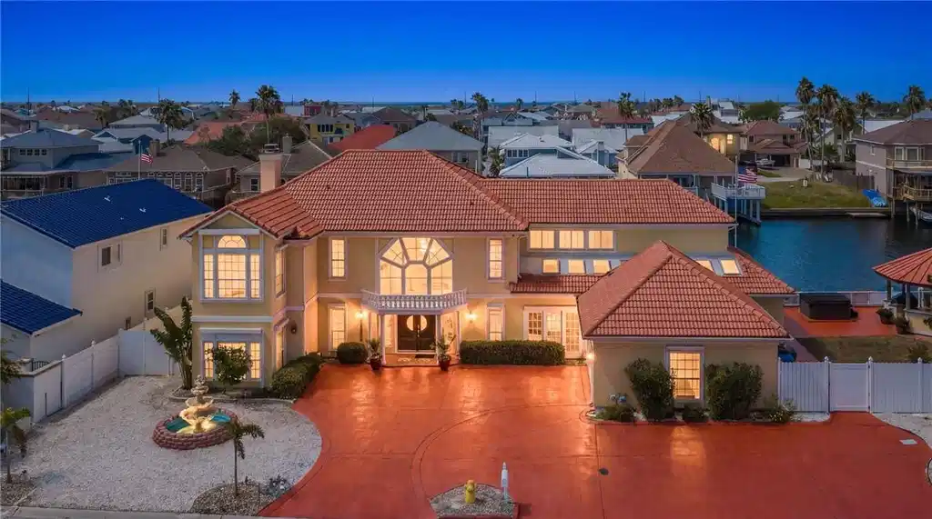 Image 1: Mediterranean Luxury on 3 Lots