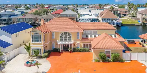 Image 3: Large driveway and plenty of parking