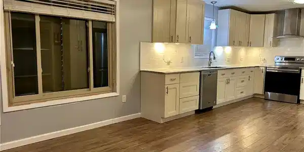 Image 4: Breakfast area and Kitchen