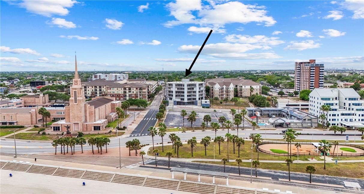 Image 2: Close to downtown beach and parks