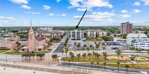 Image 2: Close to downtown beach and parks
