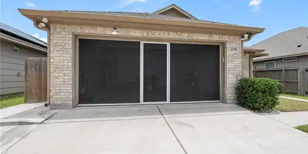 Image 2: Retractable screen garage door makes the garage an