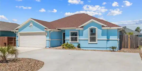 Image 3: Extended circle driveway