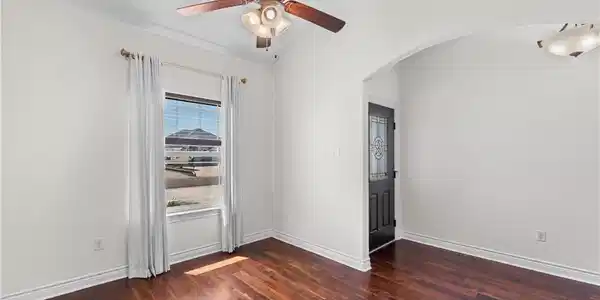 Image 4: Entry