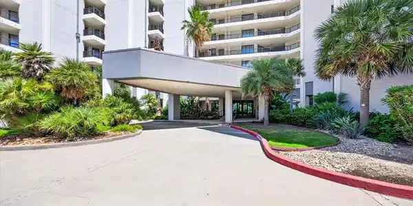 Image 3: Front entrance