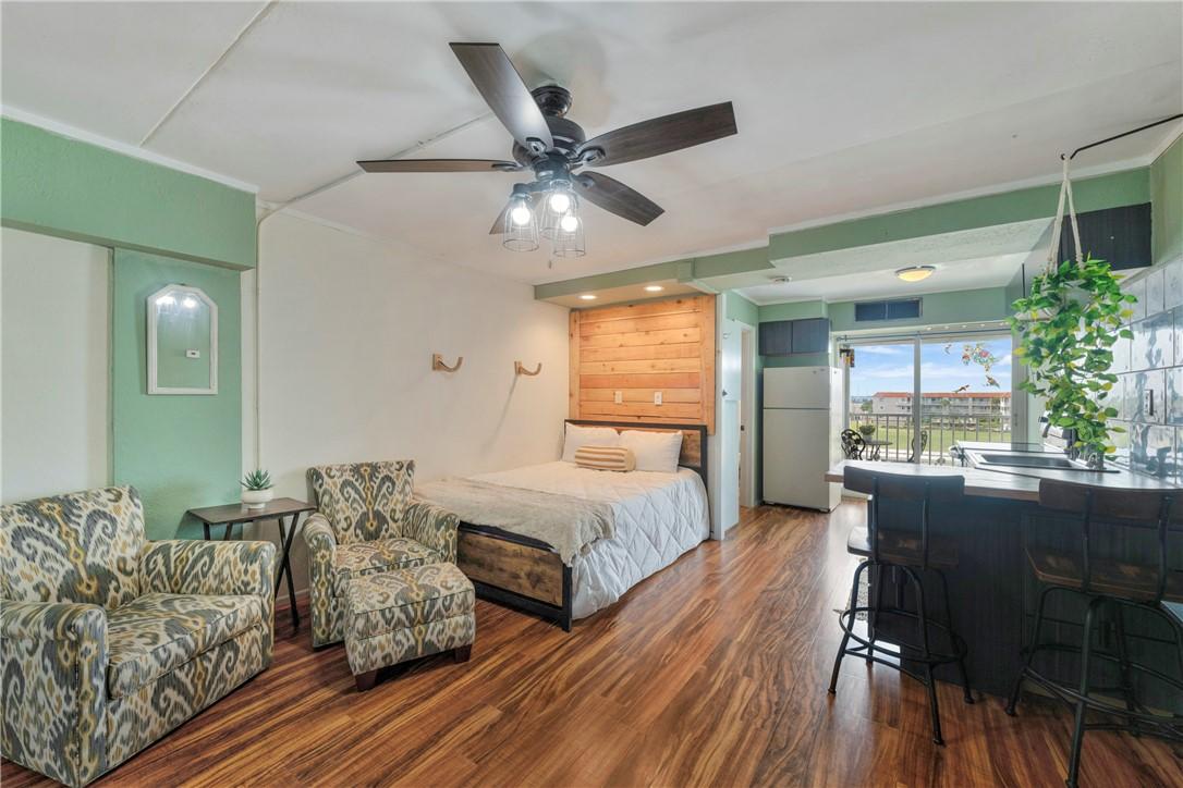 Image 3: Living and sleeping area with comfy seating and ba