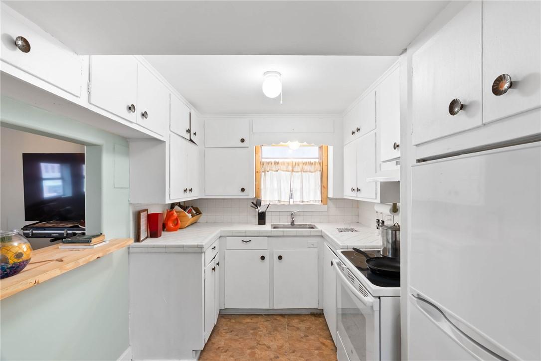 Image 4: upstairs kitchen