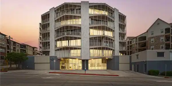 Image 3: Amazing architecture