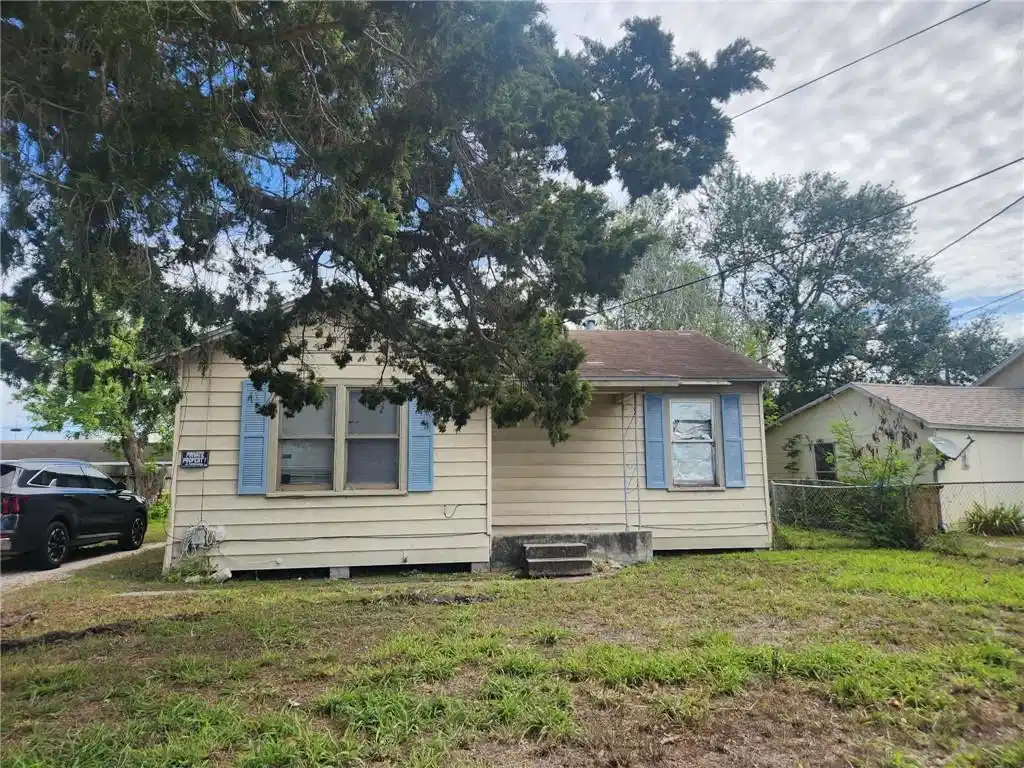 Image 1: Great location and lots of potential for this prop