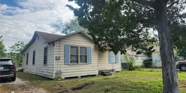 Image 2: Great location and lots of potential for this prop