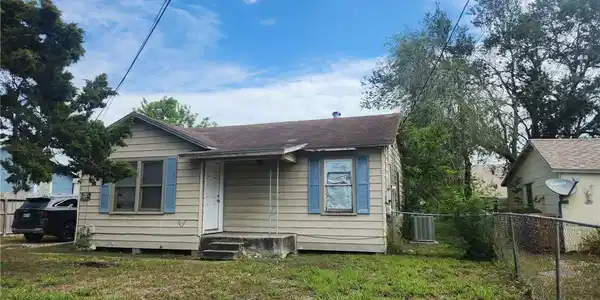 Image 3: Great location and lots of potential for this prop
