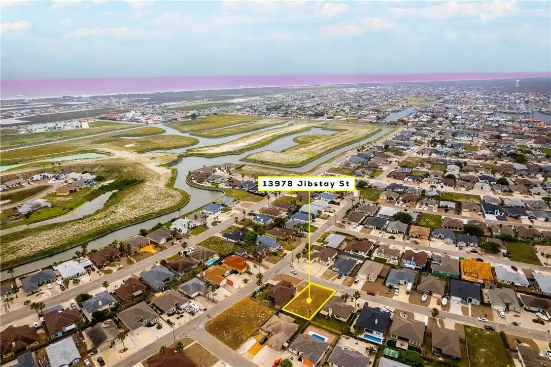 Image 1: 2 miles from Whitecap Beach!!
