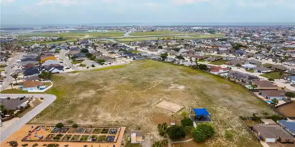 Image 4: Aquarius Park offers a playground, basketball cour