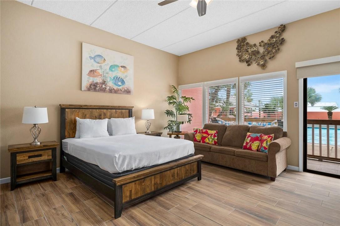 Image 2: Poolside studio condo with direct access to pool