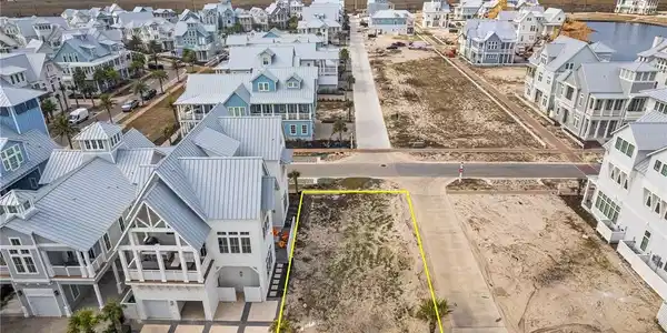 Image 3: Corner lot close to dune crossover, bocce ball cou