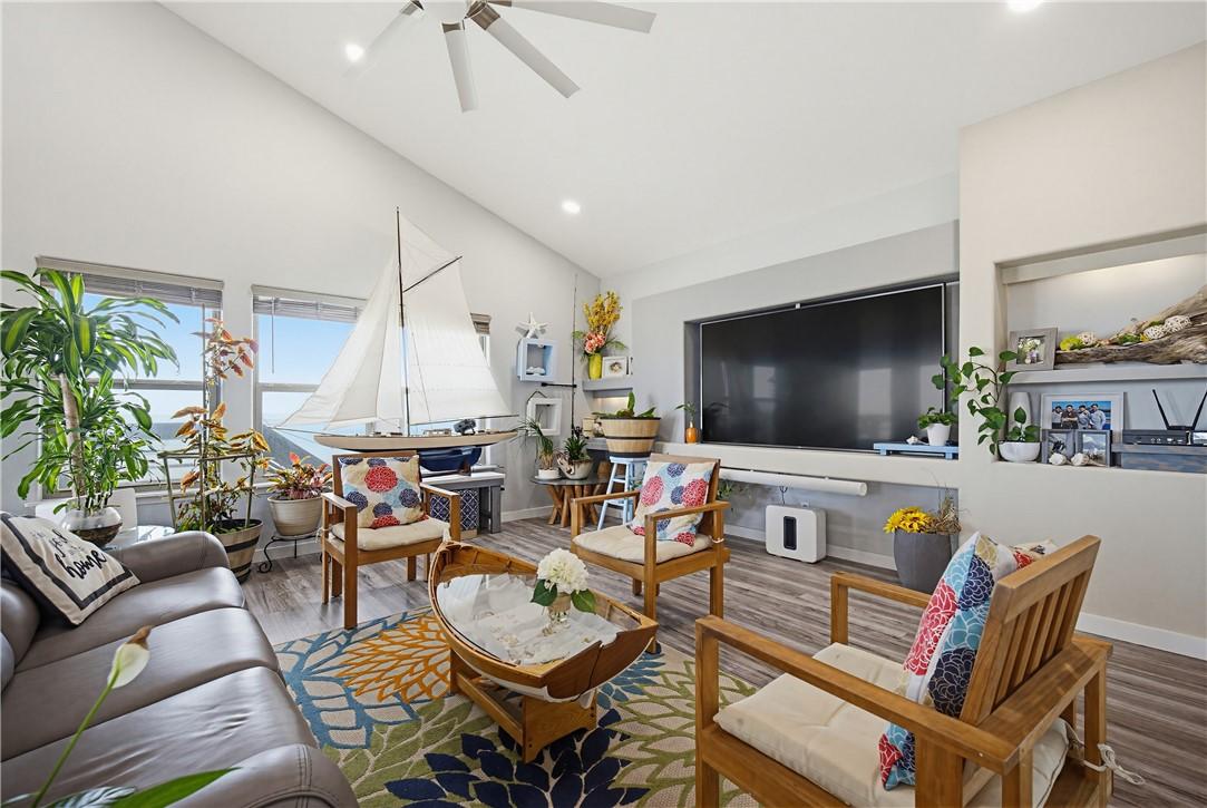 Image 4: Living Room
