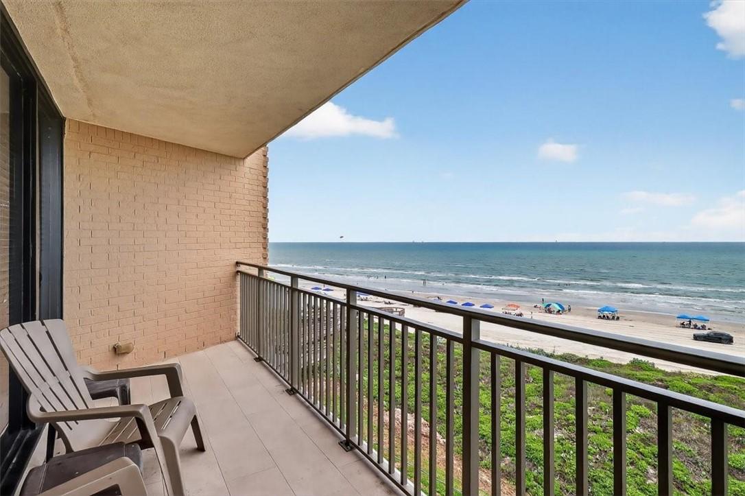 Image 2: Amazing ocean views from balcony!