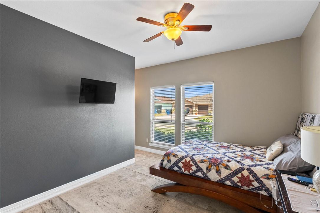 Image 4: Front bedroom