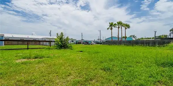 Image 4: Total area is 8250 square feet