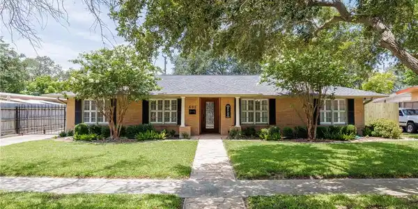 602 Dolphin Place