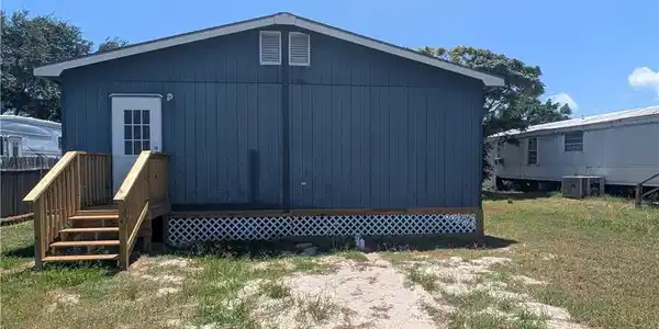 Image 4: Rear view