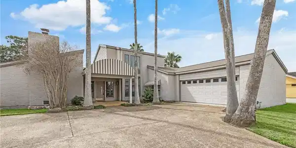 6002 Parkland Drive