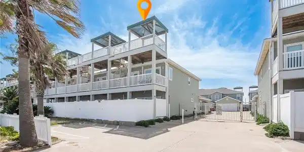 Image 2: Amazing Beach & Gulf Views. Gated community. Right
