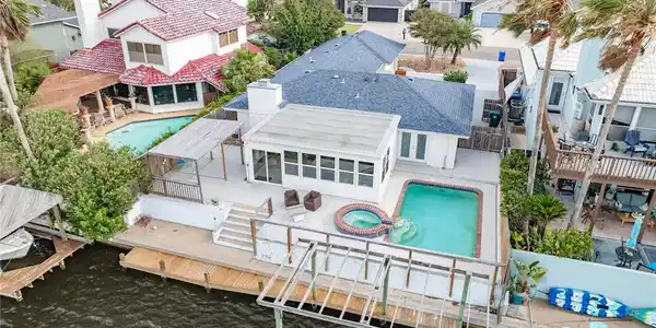 Image 2: Pull up by boat.