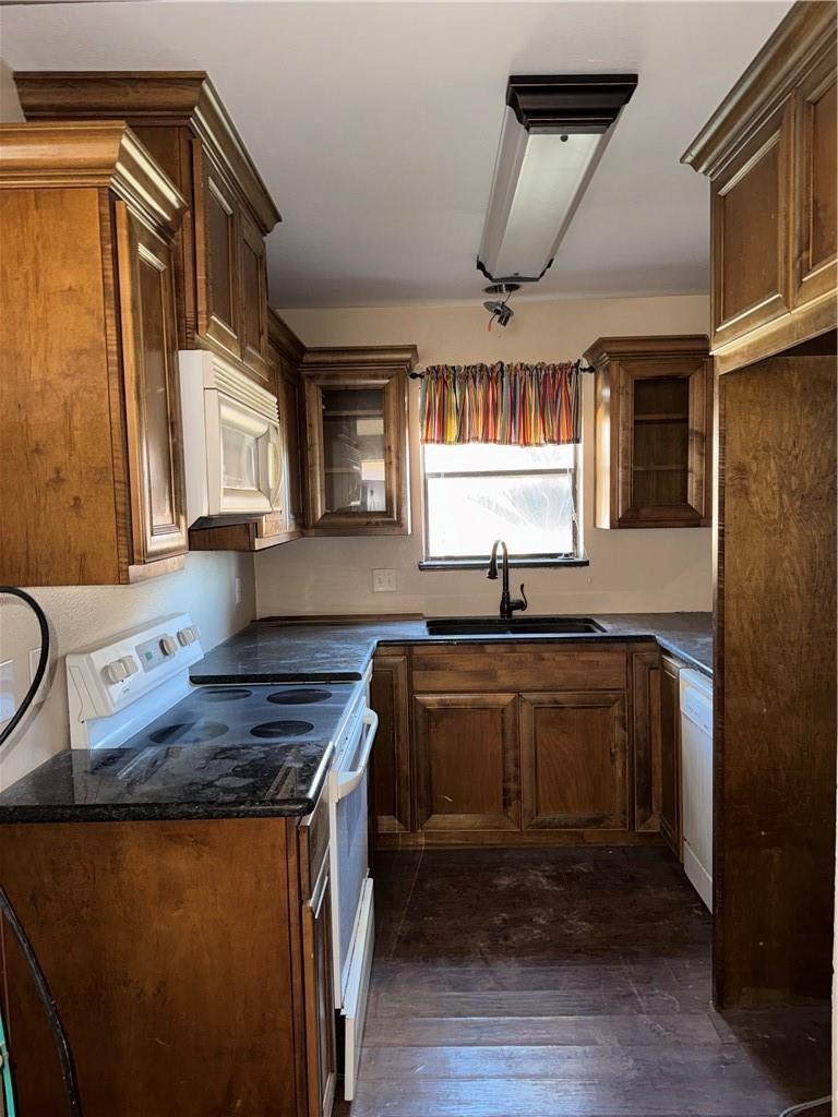 Image 3: Kitchen