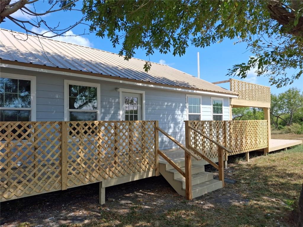 Image 2: WELCOMING FRONT PORCH