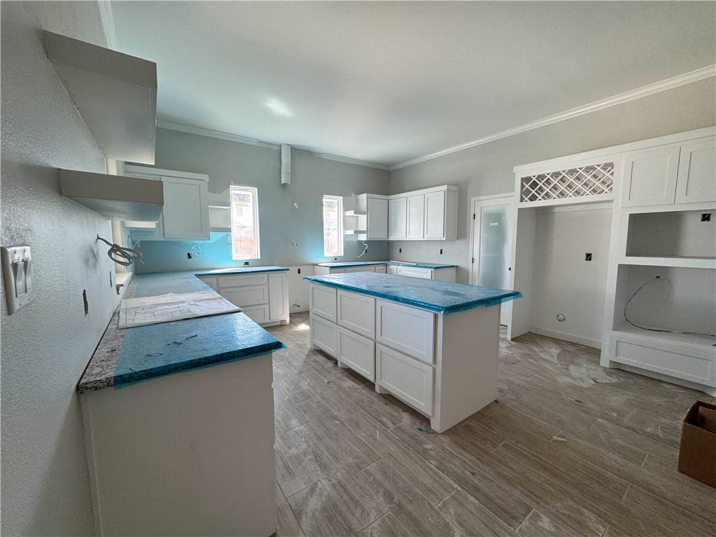 Image 4: Kitchen