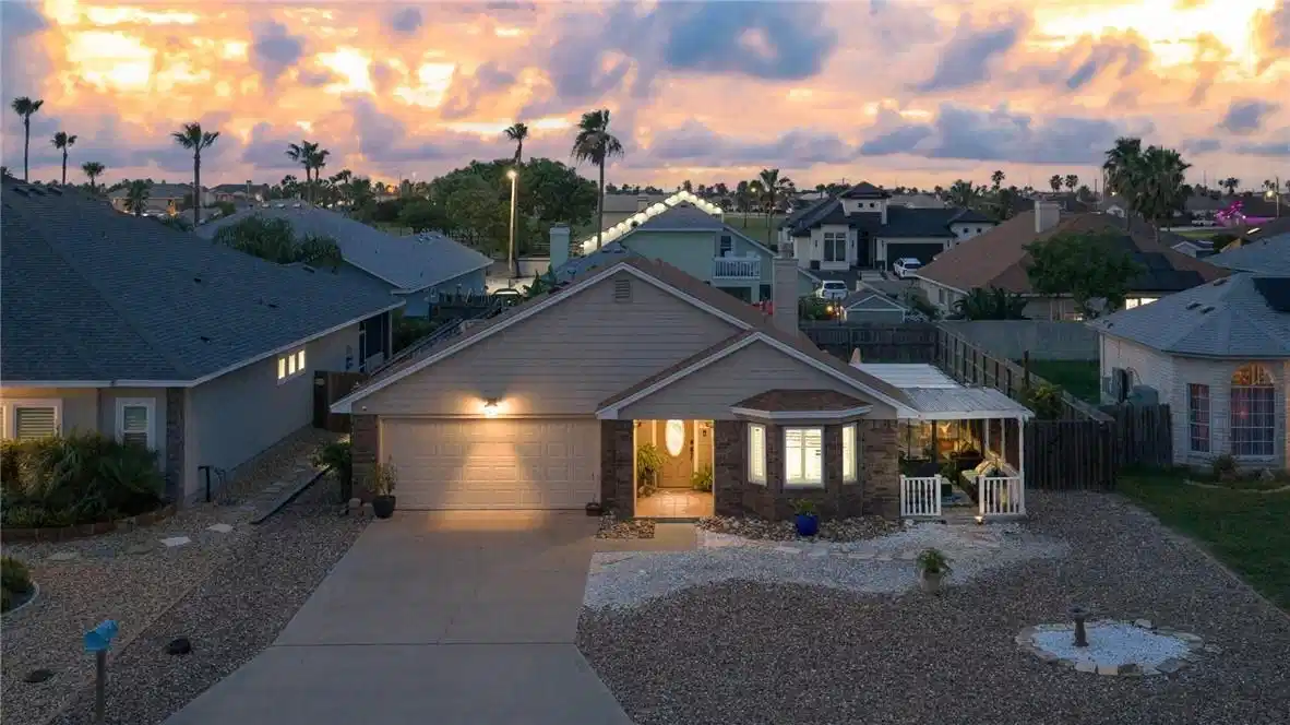 Image 1: WELCOME to 13918 Eaglesnest Bay Dr.!