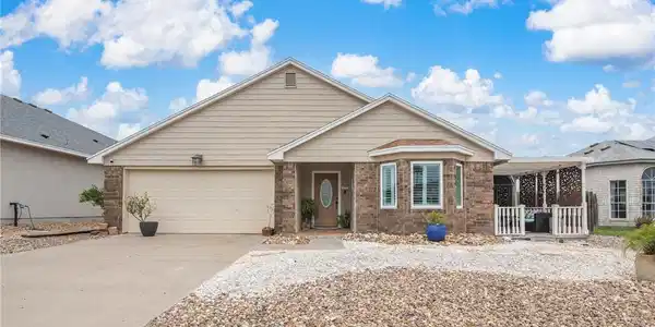 Image 2: 13918 Eaglesnest Bay Drive - Easy to maintain home