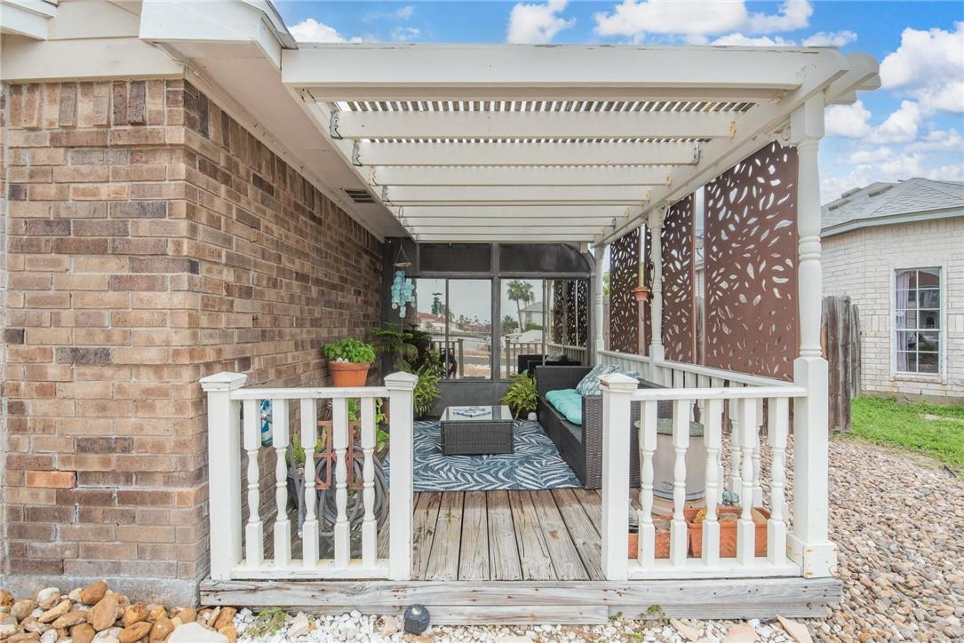 Image 3: Cutest side yard -with a WATER VIEW!