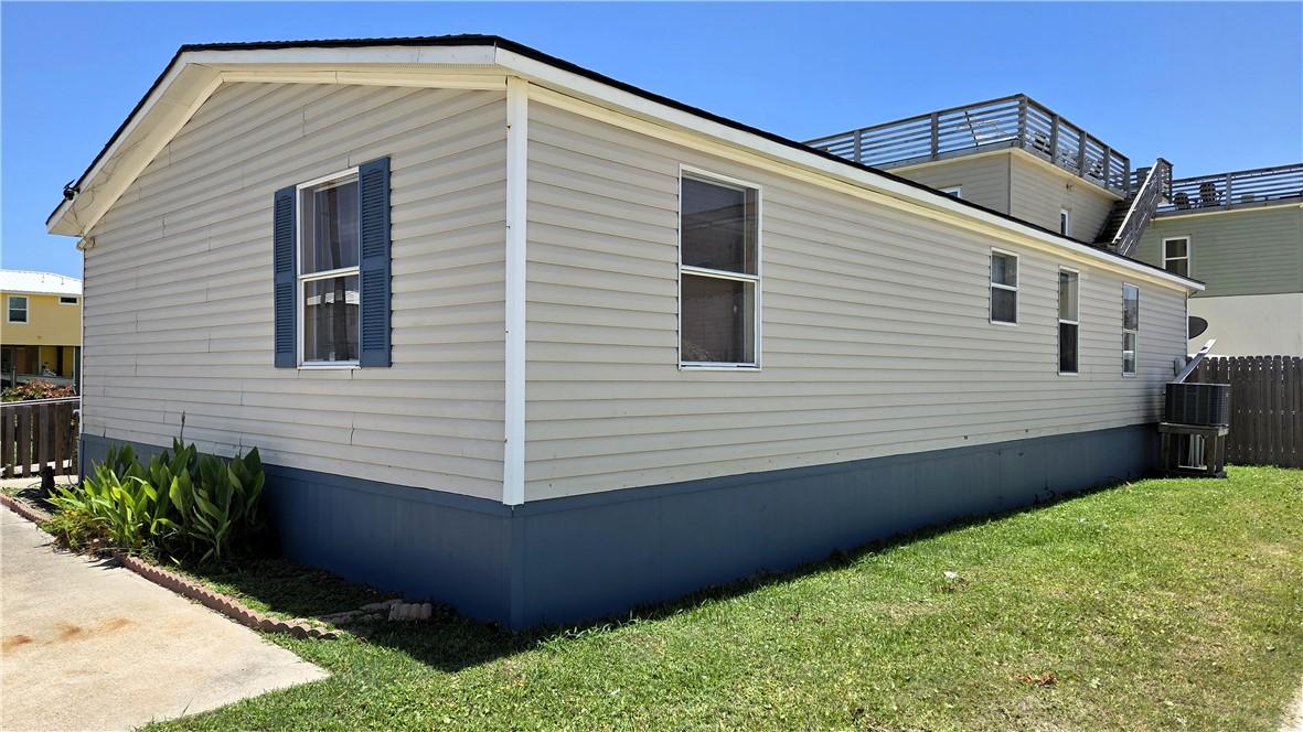 Image 2: This 3 BR/2 Bath manufactured home is in the heart