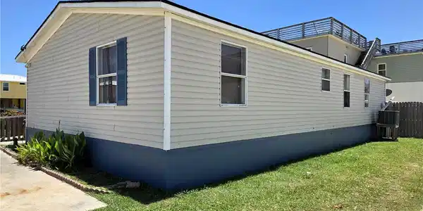 Image 2: This 3 BR/2 Bath manufactured home is in the heart