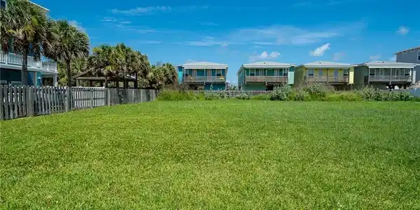 Image 2: Nice size lot and should have views if you build u