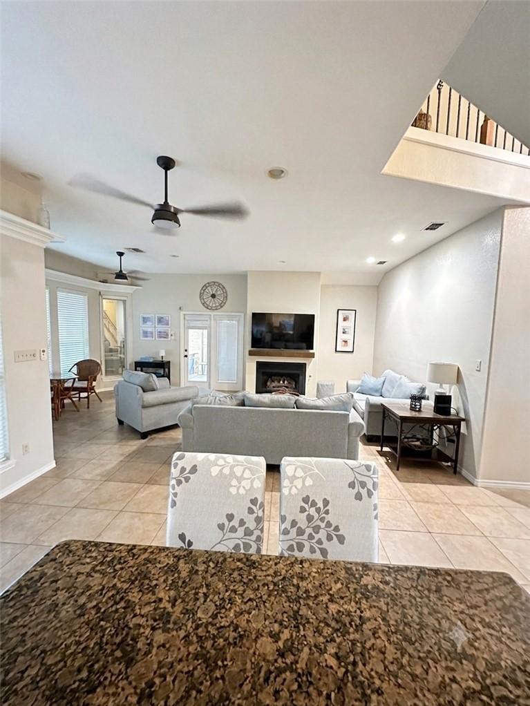 Image 4: Living room