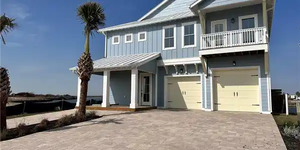 125 Laguna Isles Dr