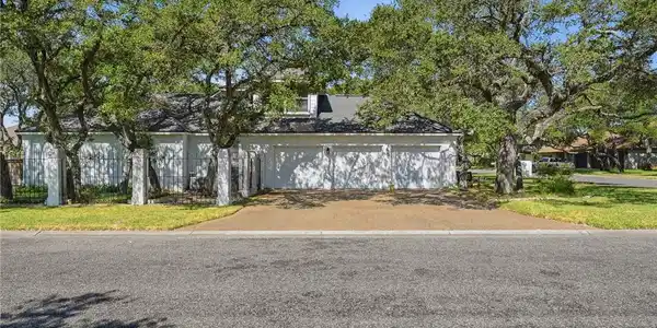 Image 4: 3/Attached Garage facing Henderson