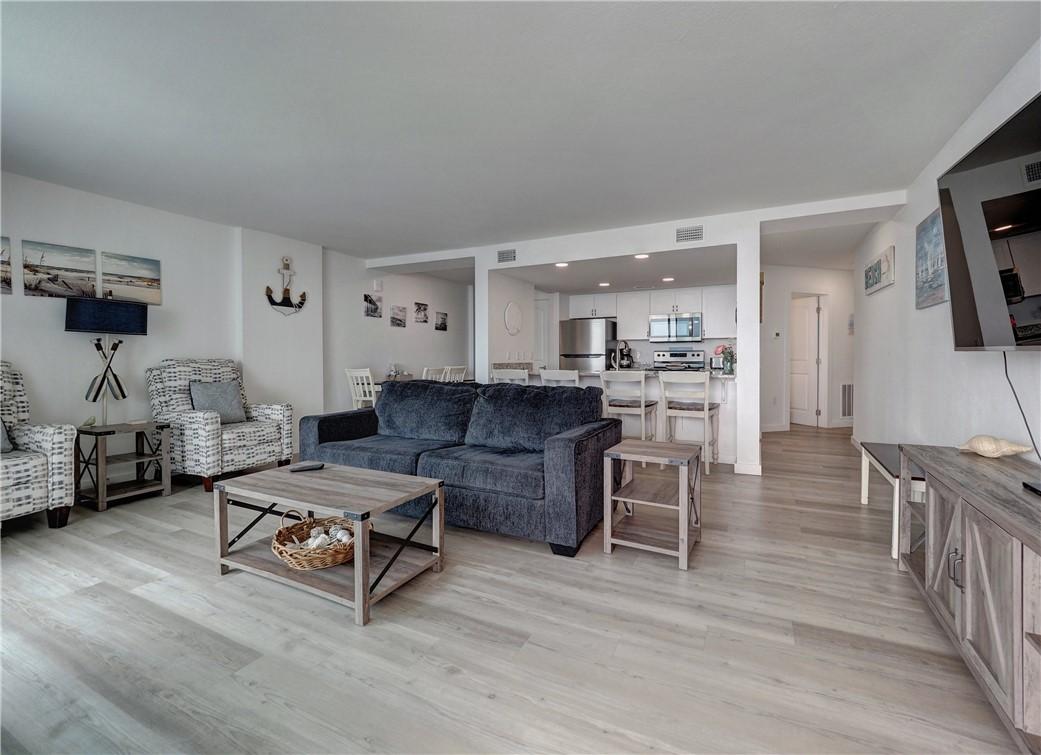 Image 3: Living Room
