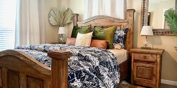 Image 4: Queen Bedroom