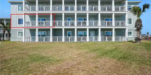 Image 2: This corner unit provides amazing views of the bea