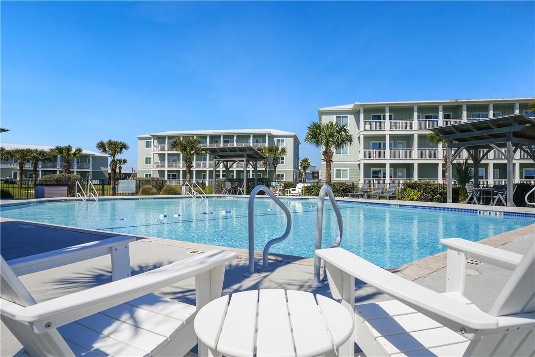 Image 3: Resort style living with community pool