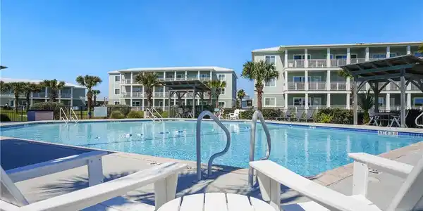 Image 3: Resort style living with community pool
