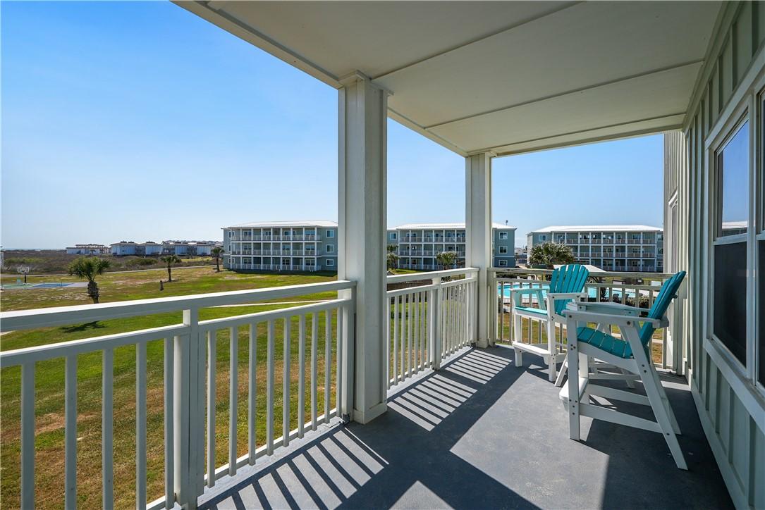 Image 4: Magnificent views of the beach